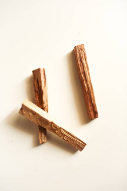 Beyaz arka planda birkaç palo santo ağacının üst görünümü.