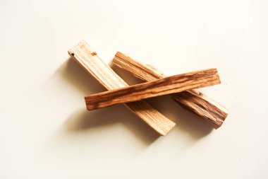 Beyaz arka planda birkaç palo santo ağacının üst görünümü.