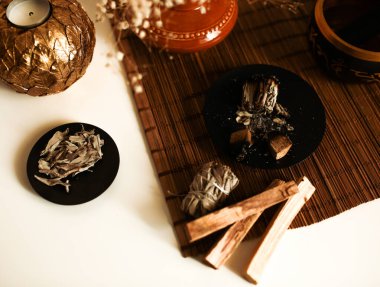 Üst görünüm, palo santo ve beyaz adaçayı meditasyon ve uzay temizliği için doğal tütsü. Metin için yer, dini arkaplan