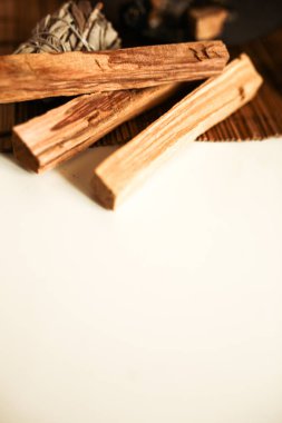 Beyaz arka planda birkaç palo santo ağacının üst görünümü.