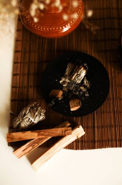 Üst görünüm, palo santo ve beyaz adaçayı meditasyon ve uzay temizliği için doğal tütsü. Metin için yer, dini arkaplan
