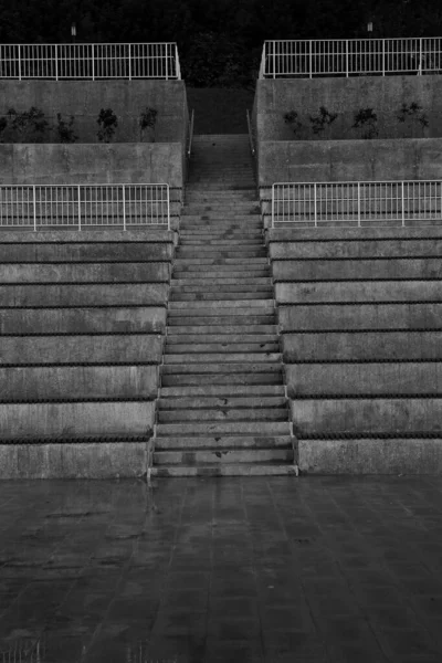 黒と白の階段質感都市環境 — ストック写真