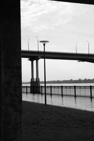 Ponte Sobre Rio Paisagem Urbana Preto Branco — Fotografia de Stock