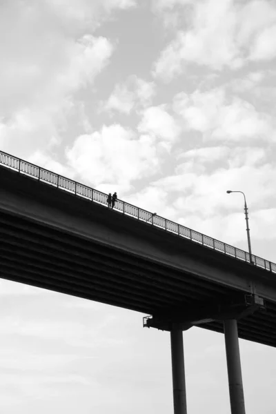 Híd Folyó Felett Fekete Fehér Városi Táj — Stock Fotó