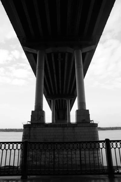 Ponte Sobre Rio Paisagem Urbana Preto Branco — Fotografia de Stock