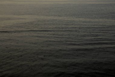 Nehir kenarında sağanak yağmur, gölete su damlaları