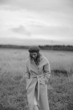 Bereli ve ceketli kadın, sonbahar fotoğraf yürüyüşü, siyah ve beyaz estetik, bulanık arkaplan, film