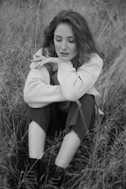 Sahadaki bir kızın siyah beyaz bir portresi.