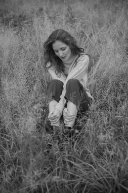 Sahadaki bir kızın siyah beyaz bir portresi.