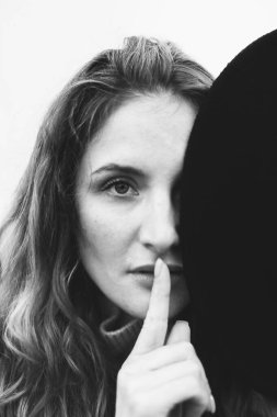 Doğadaki duygusal bir kadın portresi, sonbaharın estetiği ve tarlada yürüyüş.