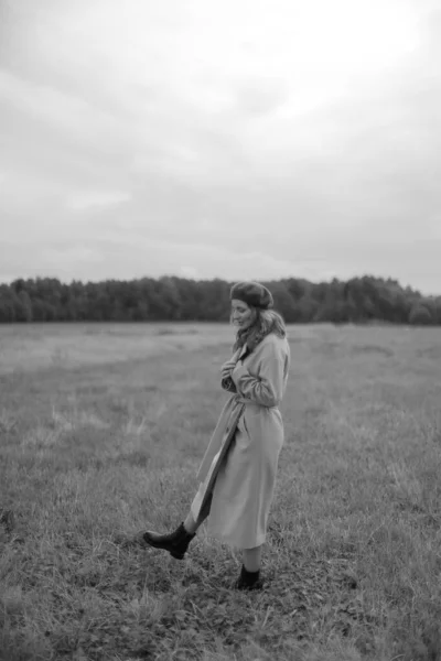 Fille Féminine Dans Béret Manteau Marche Photo Automne Dans Nature — Photo