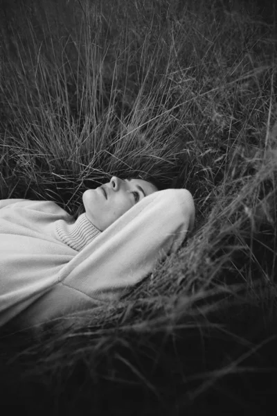 Girl Russian Field Lies Grass Black White Autumn Photo Shoot — Stock Photo, Image