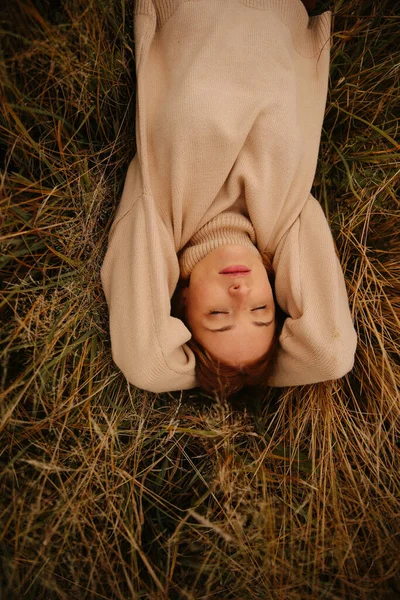 Genç Kızıl Saçlı Bir Kızın Sonbahar Portresi Sonbahar Tarlasında Bir — Stok fotoğraf