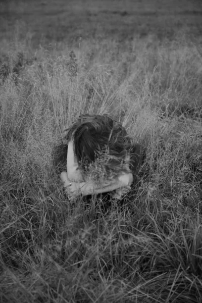 Una Chica Campo Ruso Encuentra Hierba Blanco Negro Sesión Fotos —  Fotos de Stock