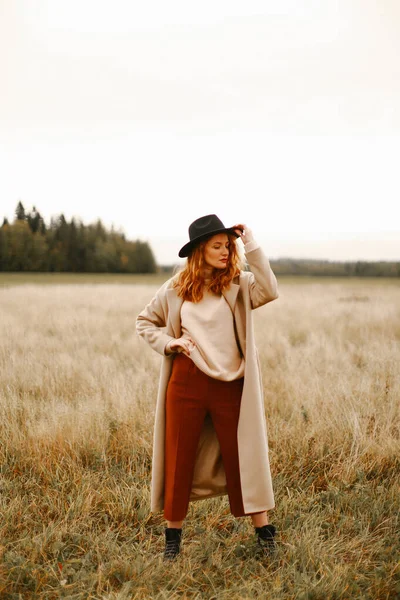 Höstporträtt Rödhårig Flicka Svart Hatt Och Brun Rock Som Går — Stockfoto