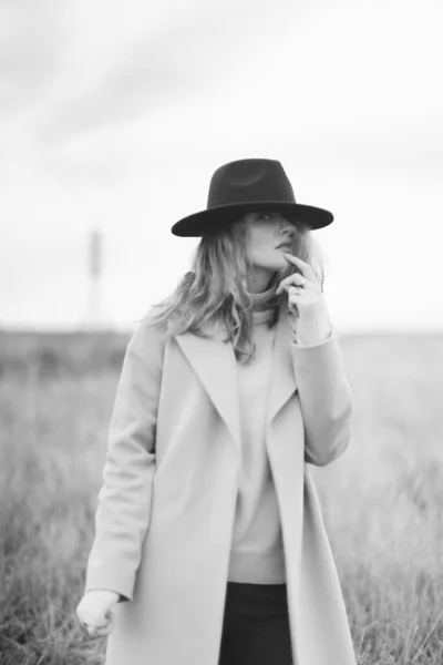 Modeporträt Eines Mädchens Mit Hut Und Mantel Stilvolles Schwarz Weiß — Stockfoto