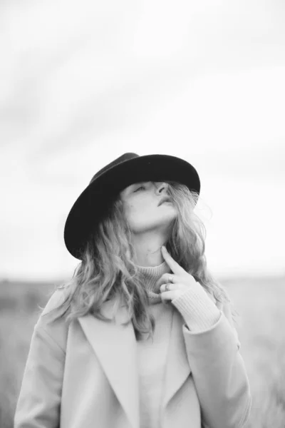 Fashion Portrait Girl Hat Coat Stylish Black White Film Photo — Stock Photo, Image