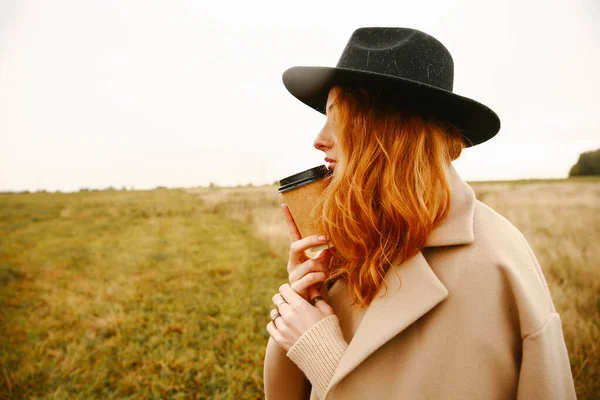 Sonbahar Portresi Siyah Şapkalı Kızıl Saçlı Bir Kız Doğada Yürüyen — Stok fotoğraf