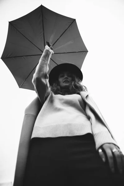 Sonbahar Fotoğrafı Bir Kız Şemsiye Sonbahar Tarlasında Yürüyüş Siyah Beyaz — Stok fotoğraf