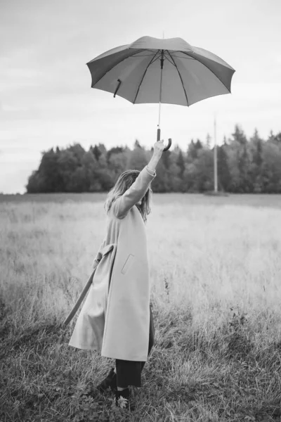 Sonbahar Fotoğrafı Bir Kız Şemsiye Sonbahar Tarlasında Yürüyüş Siyah Beyaz — Stok fotoğraf