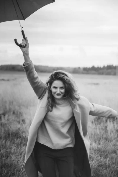 Foto Outono Atirar Uma Menina Guarda Chuva Passeio Através Campo — Fotografia de Stock