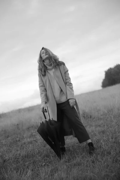 Foto Outono Atirar Uma Menina Guarda Chuva Passeio Através Campo — Fotografia de Stock