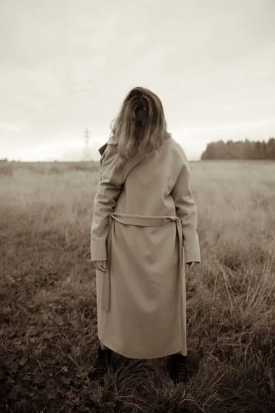 Krásný Sepiový Portrét Dívka Kabátě Otevřeném Poli Podzimní Focení — Stock fotografie
