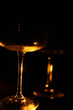 Turuncu, yumuşak bir odak kürede güzel şarap kadehleri.