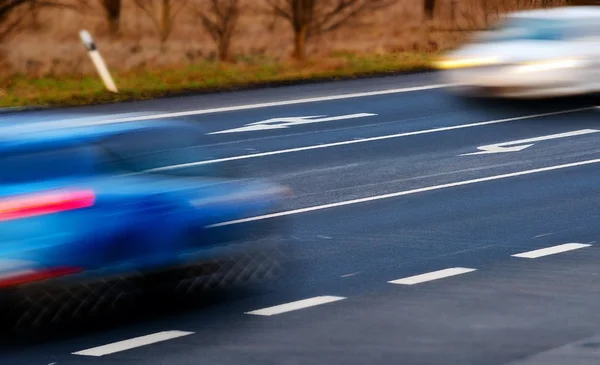 Velocidade carros em uma encruzilhada — Fotografia de Stock