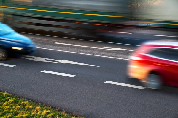 Autovetture veloci ad un bivio — Foto Stock