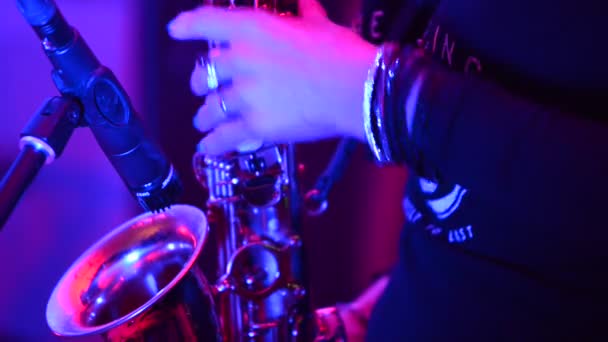 Detail van saxofonist speler op de rockconcert — Stockvideo