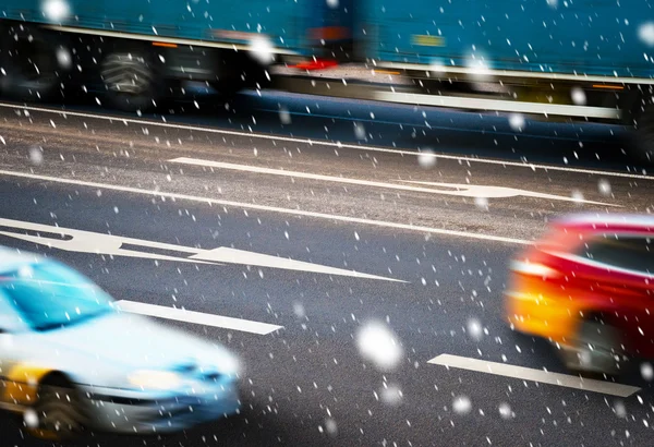 Autos fahren bei schlechtem Wetter über die Kreuzung — Stockfoto