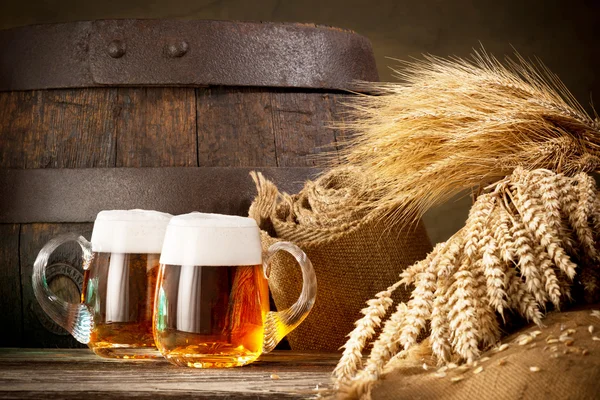 Due bicchieri di birra con grano e orzo — Foto Stock