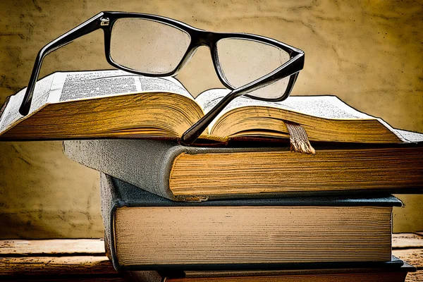 Иллюстрация открытой книги с очками для чтения — стоковое фото