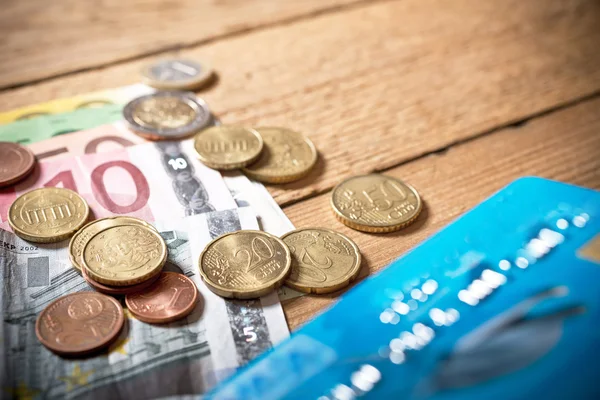 Euro Geld mit Kreditkarte — Stockfoto