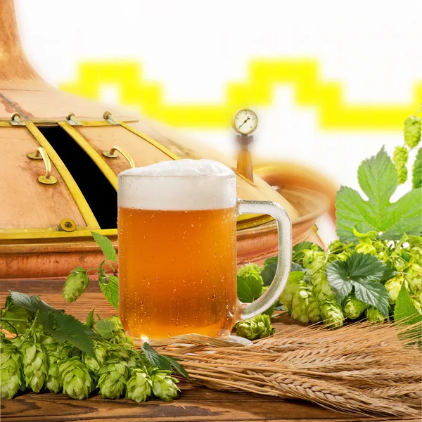 Glas Bier mit Hopfen und Gerste in der Brauerei — Stockfoto