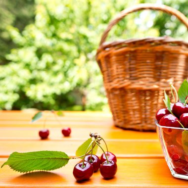 Kırmızı Kiraz ve el sepeti