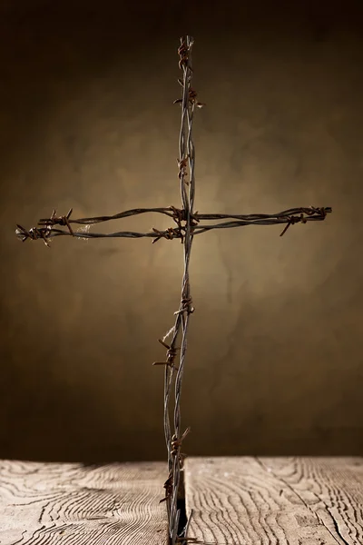 Um crucifixo feito de arame farpado — Fotografia de Stock