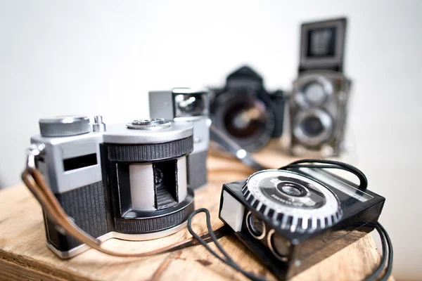 Gamla analoga fotografiska kameror — Stockfoto