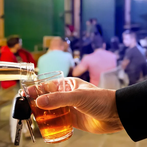 Bevitore con bicchiere di liquore e chiave della macchina nel bar — Foto Stock