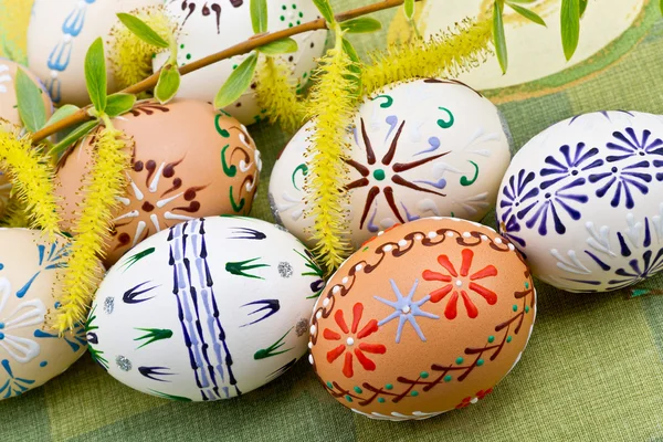 Ovos de Páscoa pintados na toalha de mesa verde — Fotografia de Stock