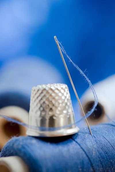 Nadel mit blauem Faden, geringe Schärfentiefe — Stockfoto