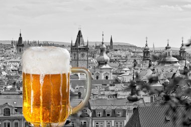 Bira ile Prag Panoraması