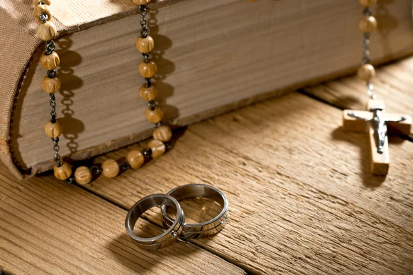 Anelli per matrimoni, bibbia e perle di preghiera — Foto Stock