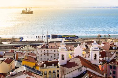 Lizbon sahil şeridine gemi denizde at sabah
