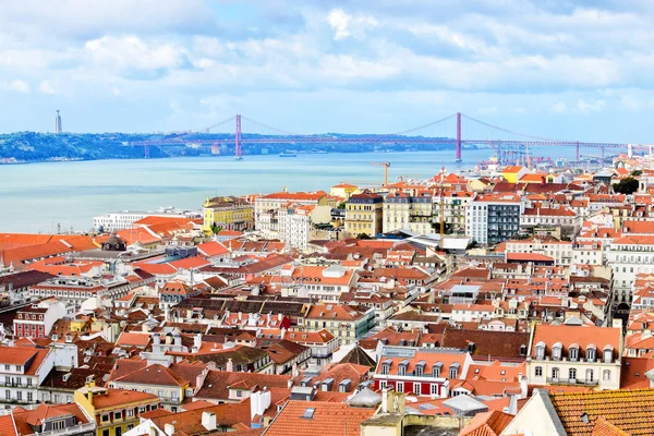 Προβολή της Λισαβόνας με την επιφάνεια του νερού, Πορτογαλία — Φωτογραφία Αρχείου