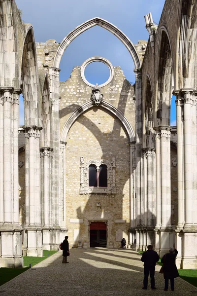 Ruínas da Igreja do Carmo em Lisboa, Portugal — Fotografia de Stock