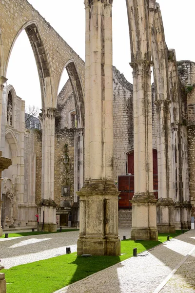 Ruínas da Igreja do Carmo em Lisboa, Portugal — Fotografia de Stock