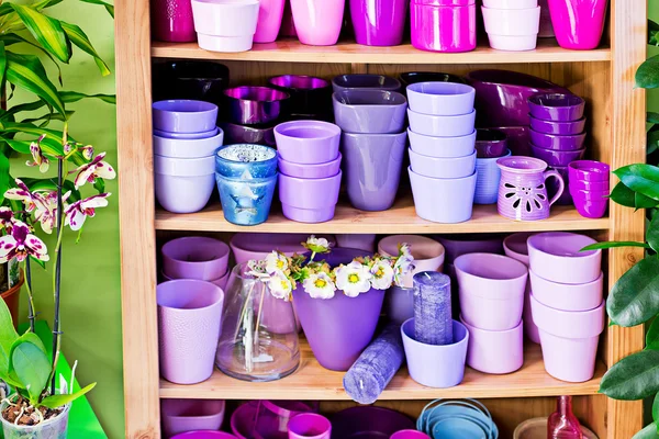 Dettaglio di nuovi vasi da fiori viola nel mercato — Foto Stock