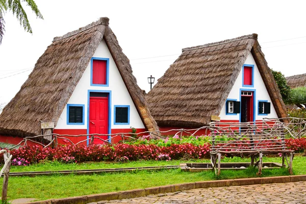 İki geleneksel Santana ev Madeira, Portekiz — Stok fotoğraf